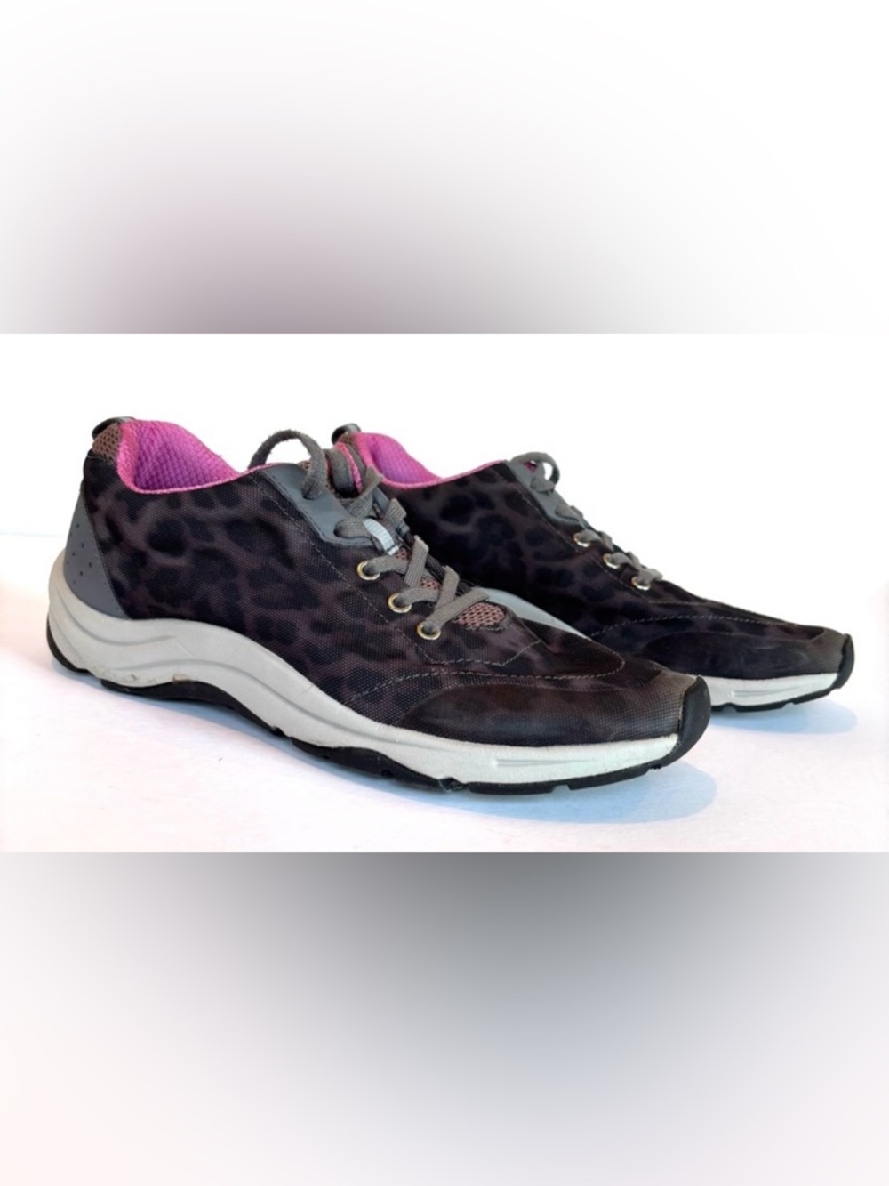 Vionic Tourney Gray and Pink Sneakers / Athletic Shoes. Size 8